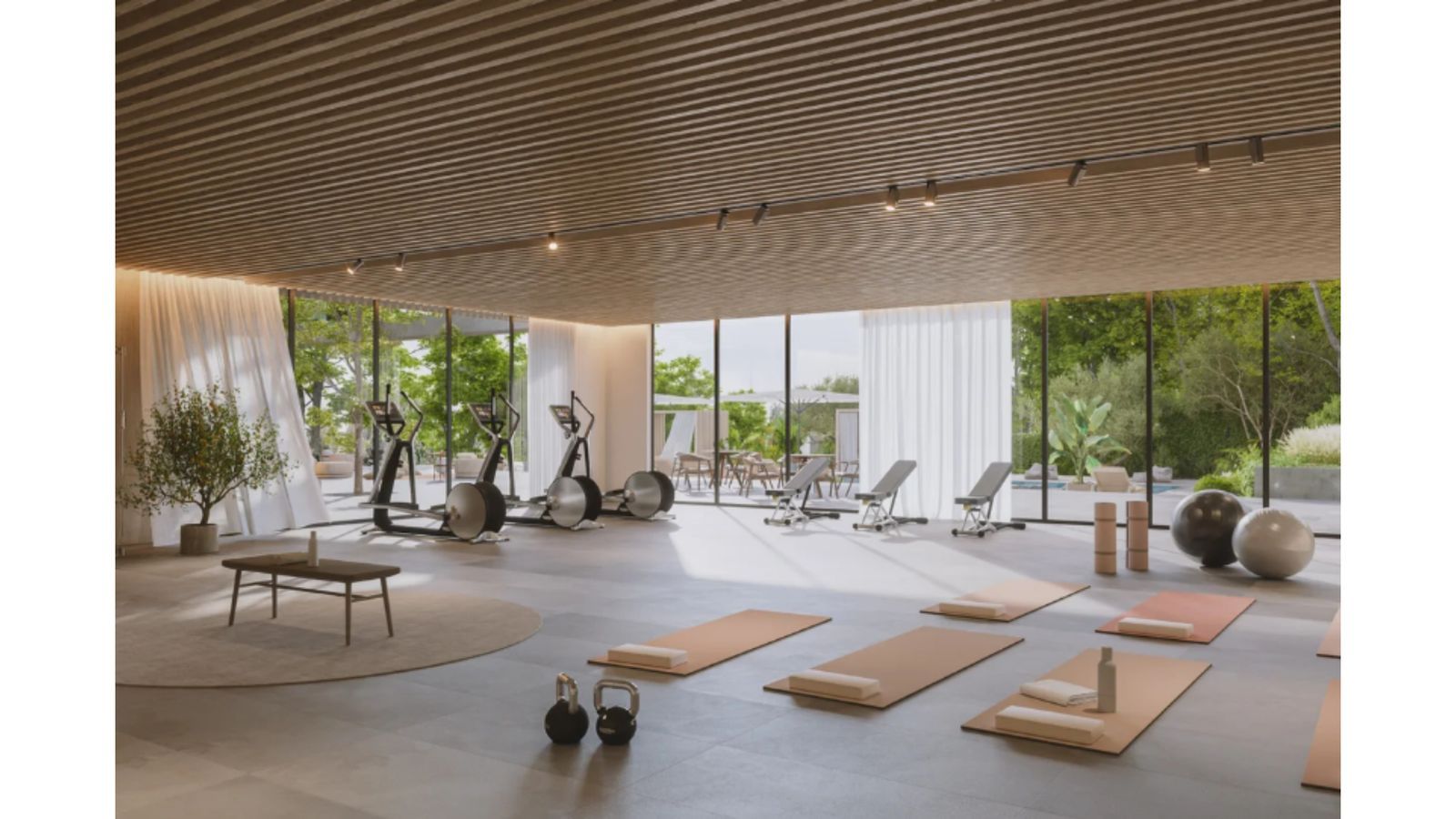 Moderne fitnessruimte met uitzicht op de tuin bij One Estepona.